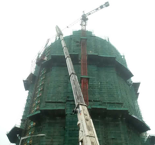 东营市吊车在工地上作业